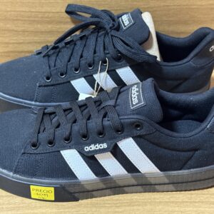 Tenis Adidas negro/rayas blancas $1099 436