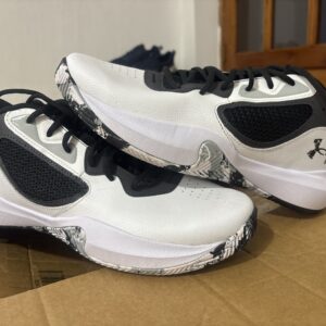 Tenis UNDER BLANCO CON NEGRO $1,049 412