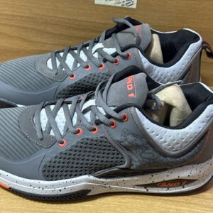 Tenis AND 1 gris/anaranjado $999 952