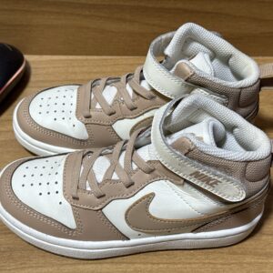 Tenis Nike café/beige niño $1049 873