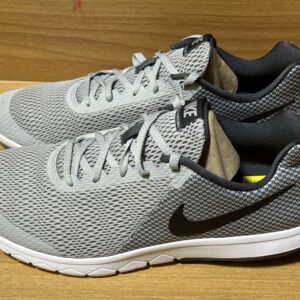 Tenis Nike gris $1099 894