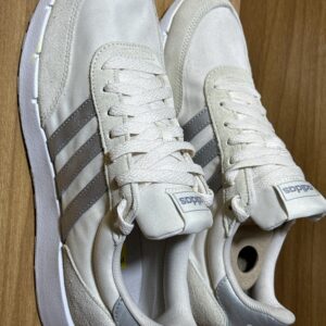 Tenis Adidas beige/plata $1099 892