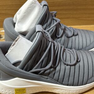 Tenis jordan gris $1099 663