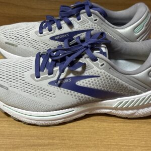 Tenis brooks gris $1099 657