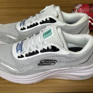 Tenis Skechers blanco/negro $999 1365