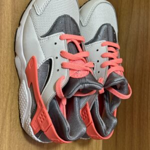 Tenis Nike niño gris/anaranjado $1049 1235