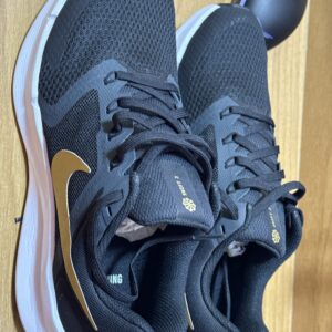 Tenis nike negro/dorado $1099 1069