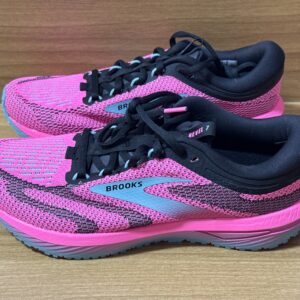 Tenis brooks revel 7 rosa/negro/azul $1099 1065