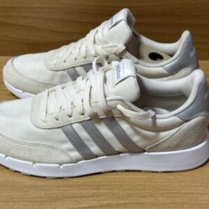Tenis Adidas beige/plata $1099 1034