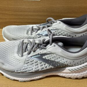 Tenis brooks adrenaline gris $1099 1048